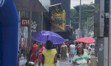 Centro tem movimento e fila na Black Friday, mas consumidor cauteloso prefere gastar pouco